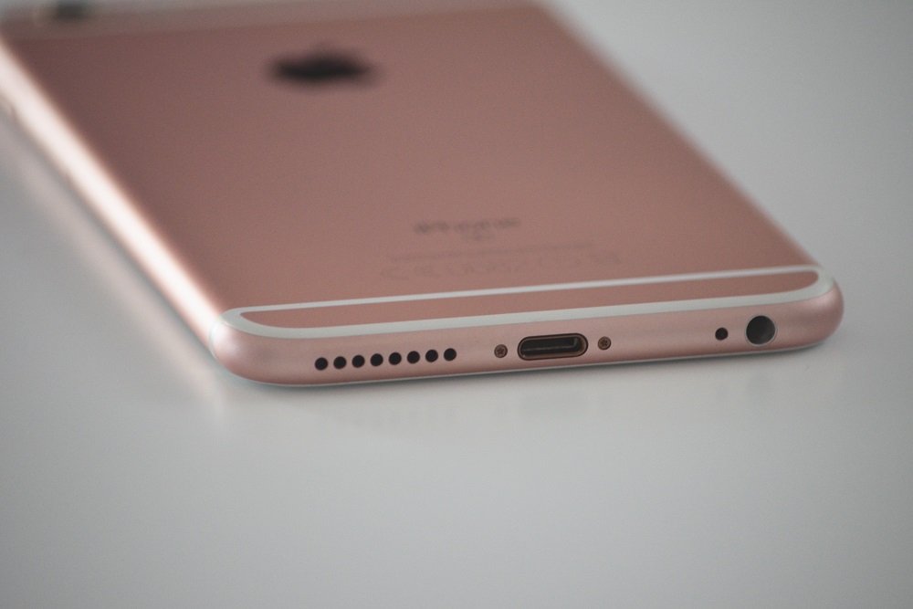 Russian college: expulsion over pink phone case
