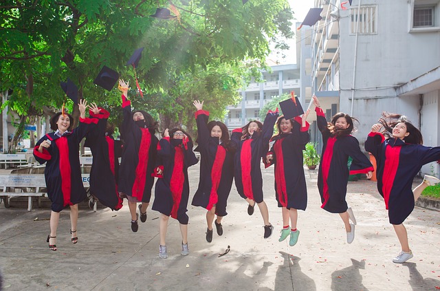 90 percent of the Australian graduates work full time after 3 years