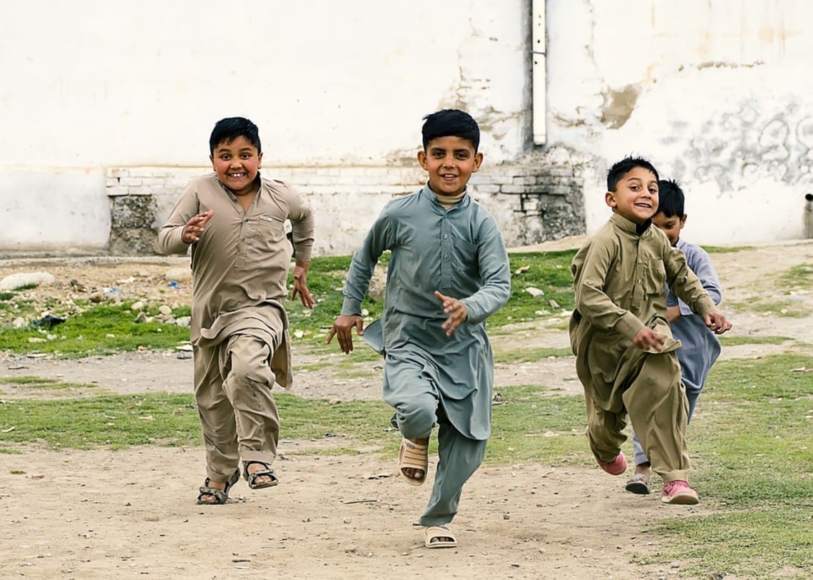 Camels being used as mobile library are bringing books to Pakistan's poorest children